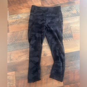Lululemon size 4 Blue Camo 21” Leggings